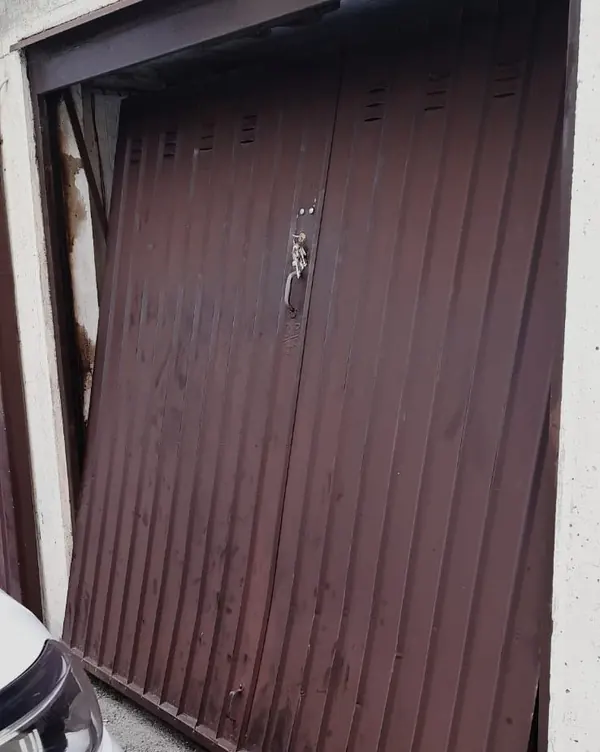 Porta basculante del garage deformata e fuori squadra – riparazione basculanti ad Agna