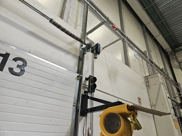Molla a torsione e motore di una porta sezionale industriale – sostituzione molle porta sezionale a Polverara