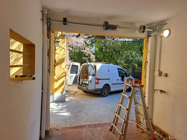 Molle a torsione montate sopra il vano di una porta sezionale – sostituzione molle porta sezionale a Borgoricco
