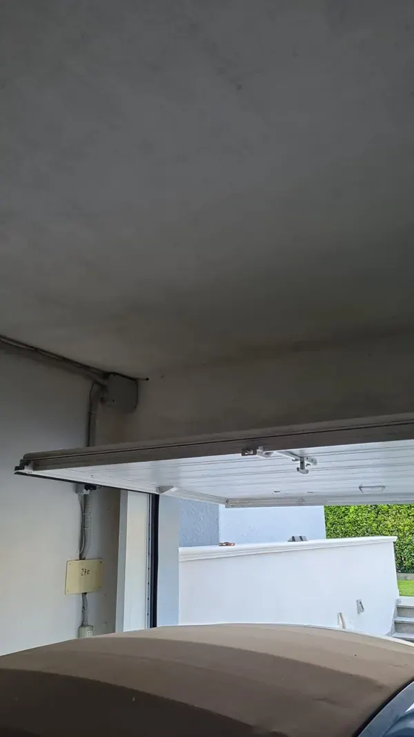Porta sezionale aperta vista dall'interno, con i pannelli sotto il soffitto – sostituzione molle porta sezionale a Polverara