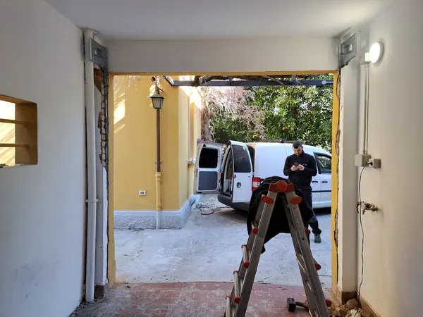 Vano del garage durante il montaggio di una porta sezionale – sostituzione molle porta sezionale a Loreggia